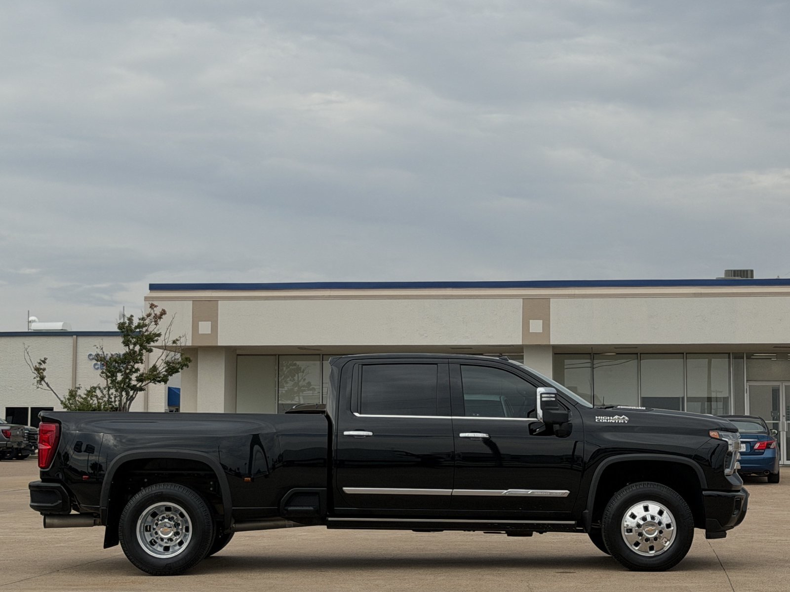 Used 2025 Chevrolet Silverado 3500 High Country w/ Technology Package AWD/4WD image 3