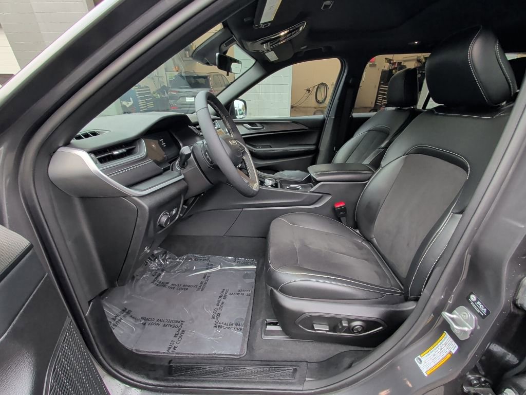 Used 2025 Jeep Grand Cherokee Altitude image 11