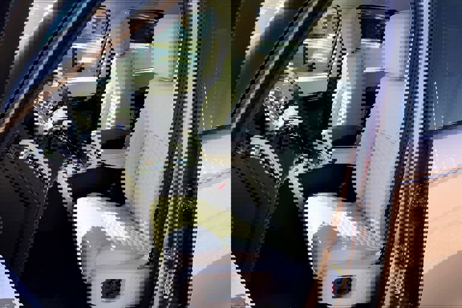 Used 2025 Land Rover Discovery S image 9