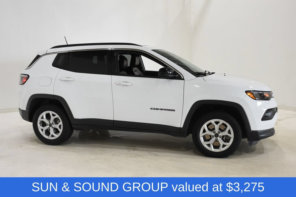Used 2025 Jeep Compass Latitude w/ Sun & Sound Group AWD/4WD image 3