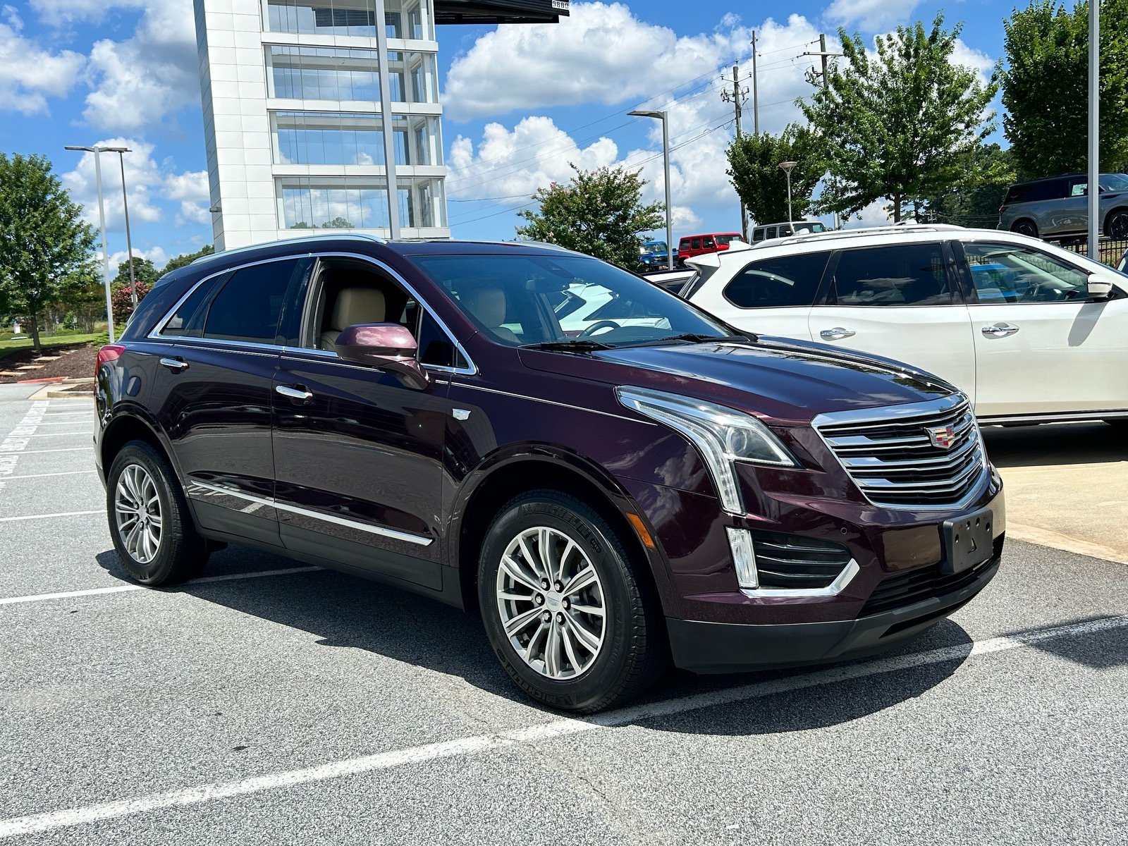 Used 2017 Cadillac XT5 Luxury w/ Driver Awareness Package FWD image 4