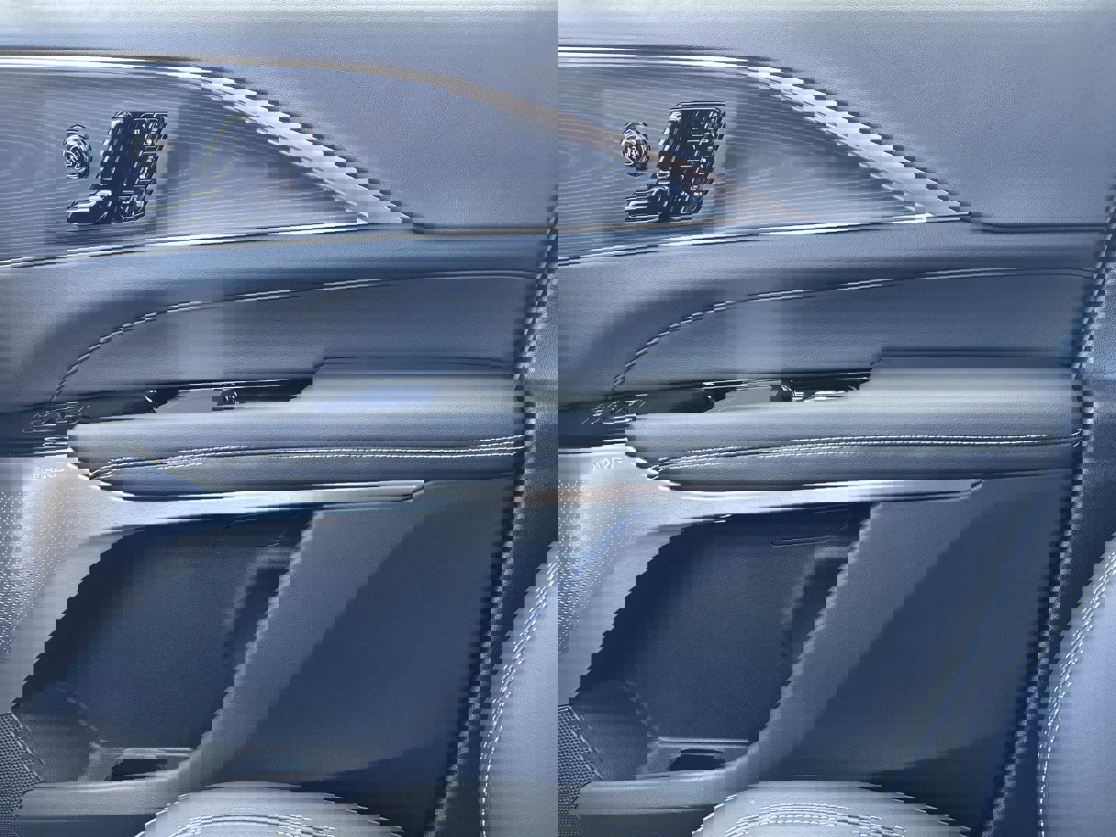 New 2025 Cadillac Lyriq Luxury image 24