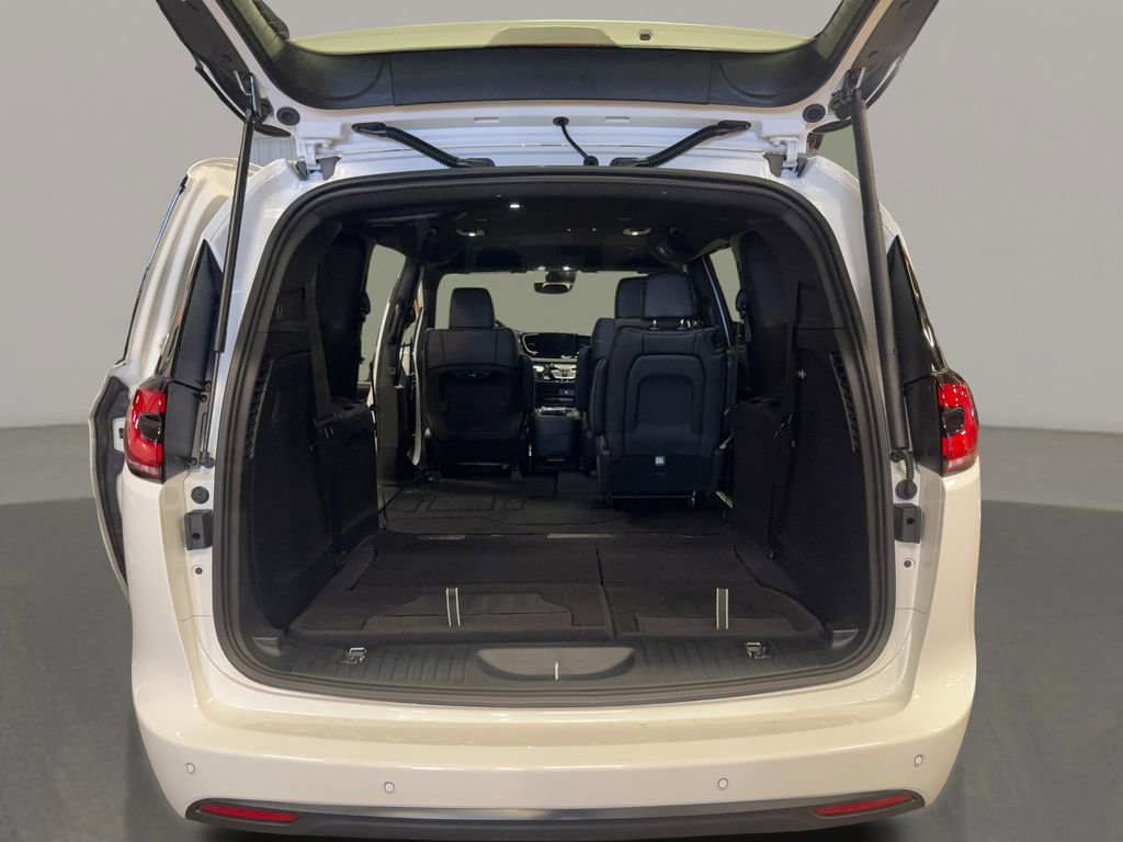 New 2026 Chrysler Pacifica Select w/ S Appearance Package image 11