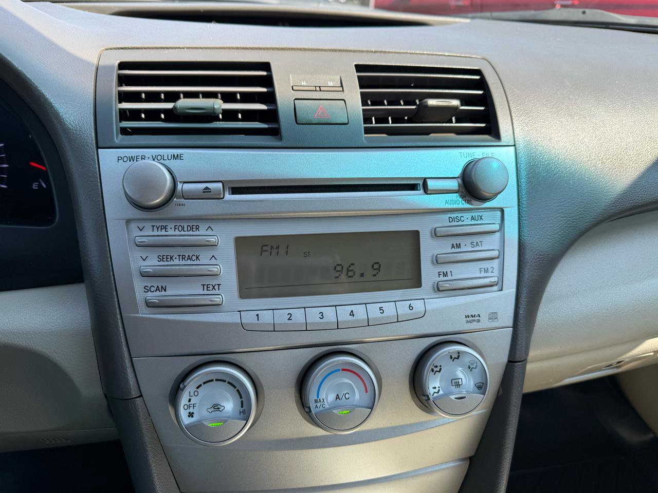 Used 2011 Toyota Camry LE image 23