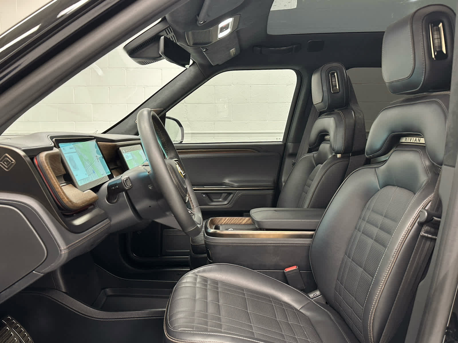 Used 2025 Rivian R1T Premium image 11