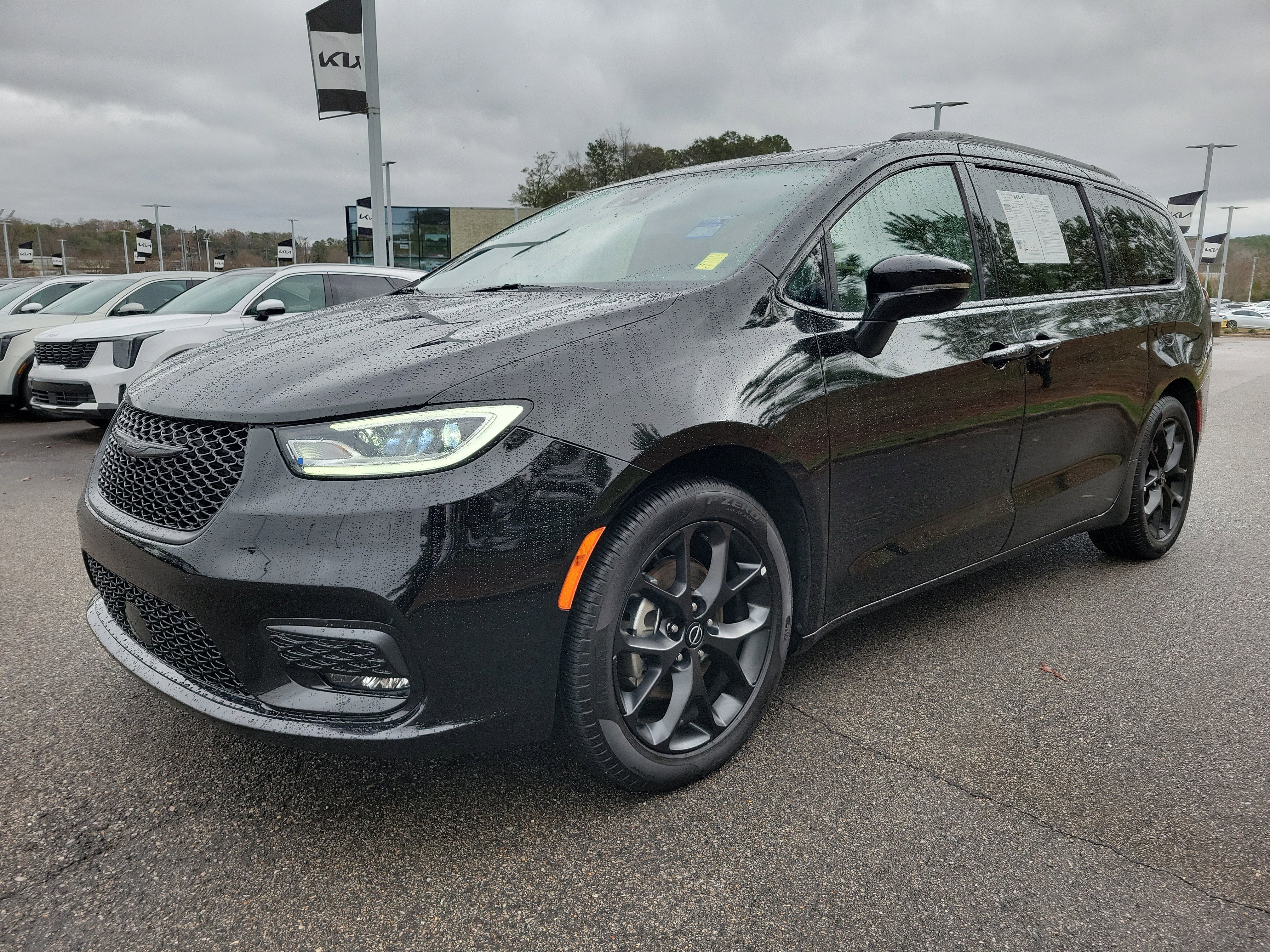 Used 2025 Chrysler Pacifica Limited image 24