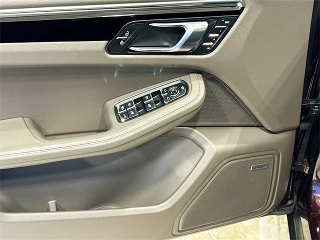 Used 2025 Porsche Macan image 18
