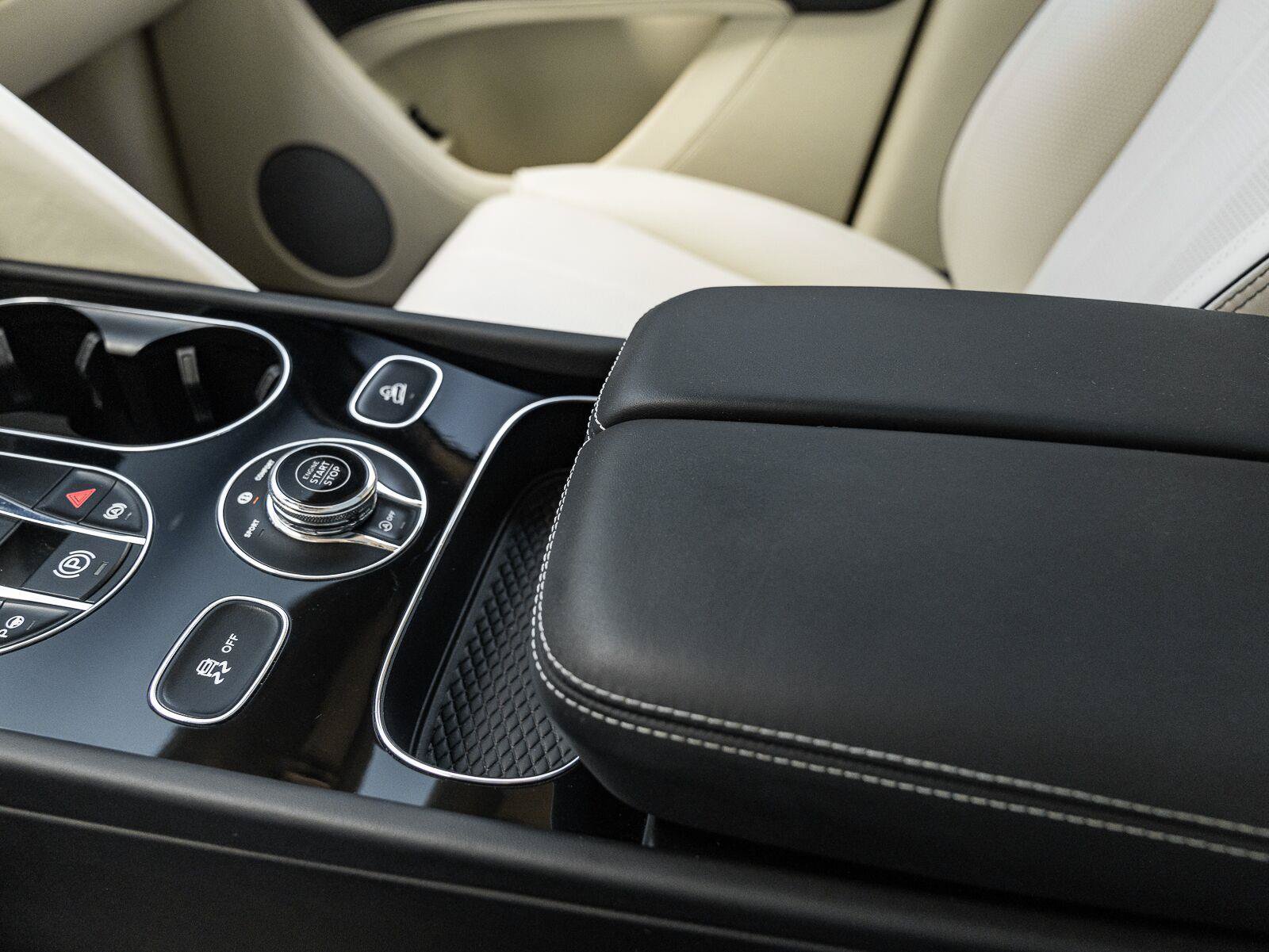 Used 2022 Bentley Bentayga AWD/4WD image 40