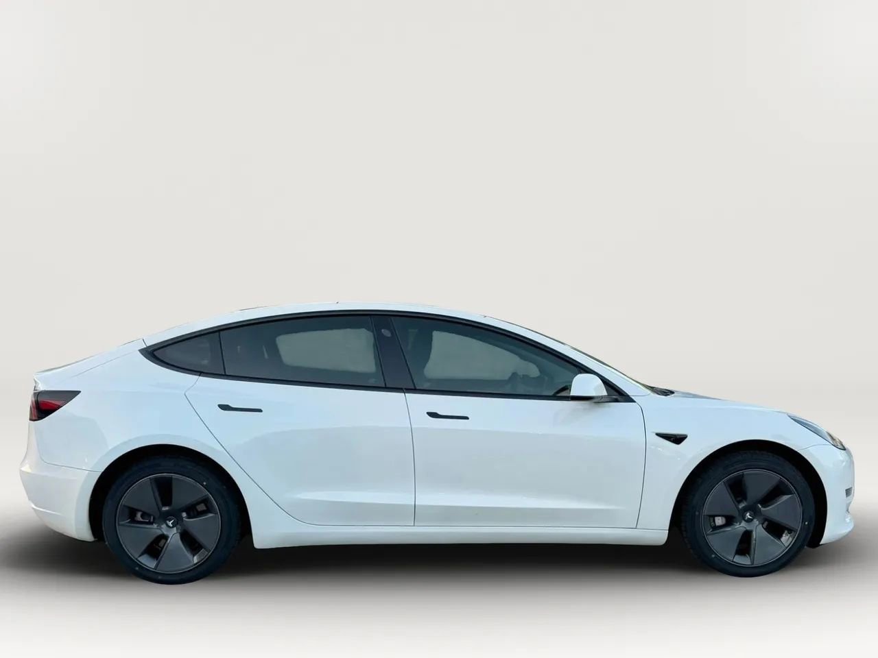 Used 2023 Tesla Model 3 Standard Range image 8