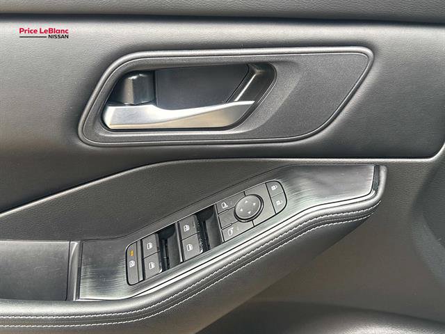 Certified 2025 Nissan Rogue SV FWD image 18