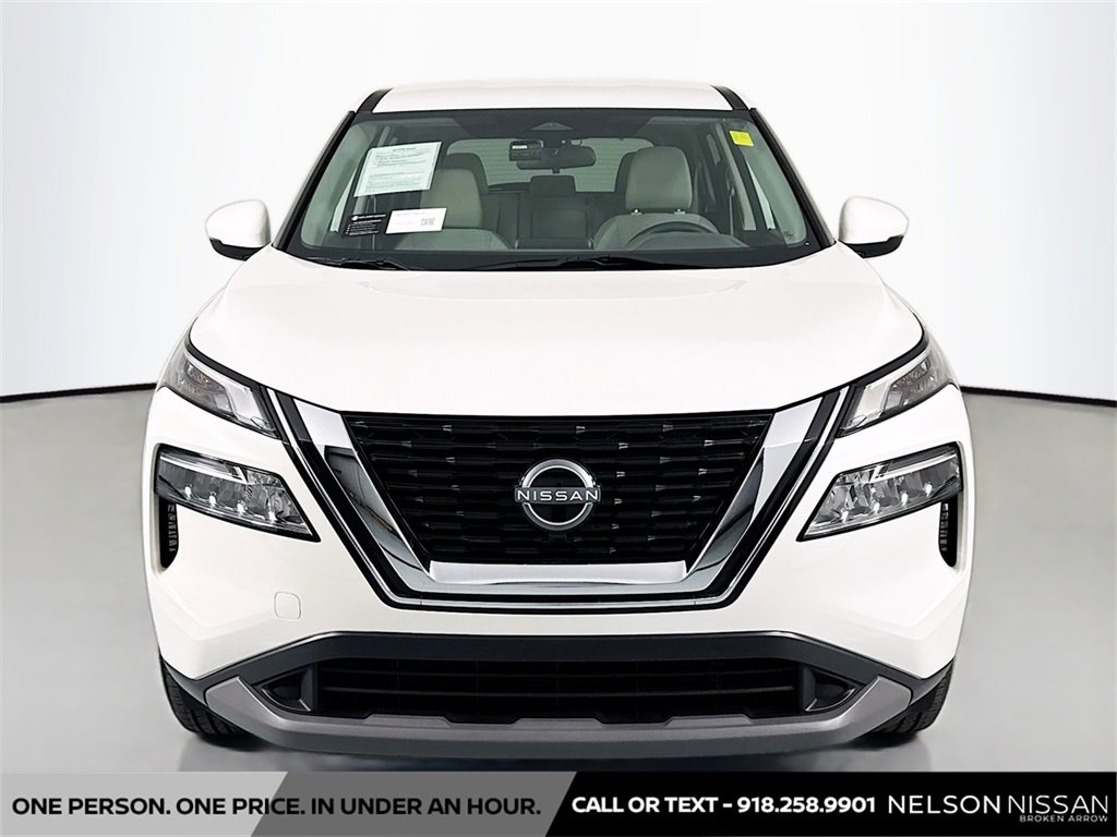 Used 2022 Nissan Rogue SV image 2