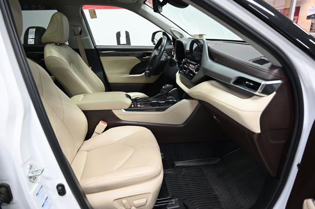 Used 2022 Toyota Highlander Platinum image 11