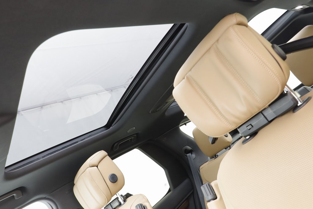 Used 2024 Land Rover Discovery Dynamic SE image 15