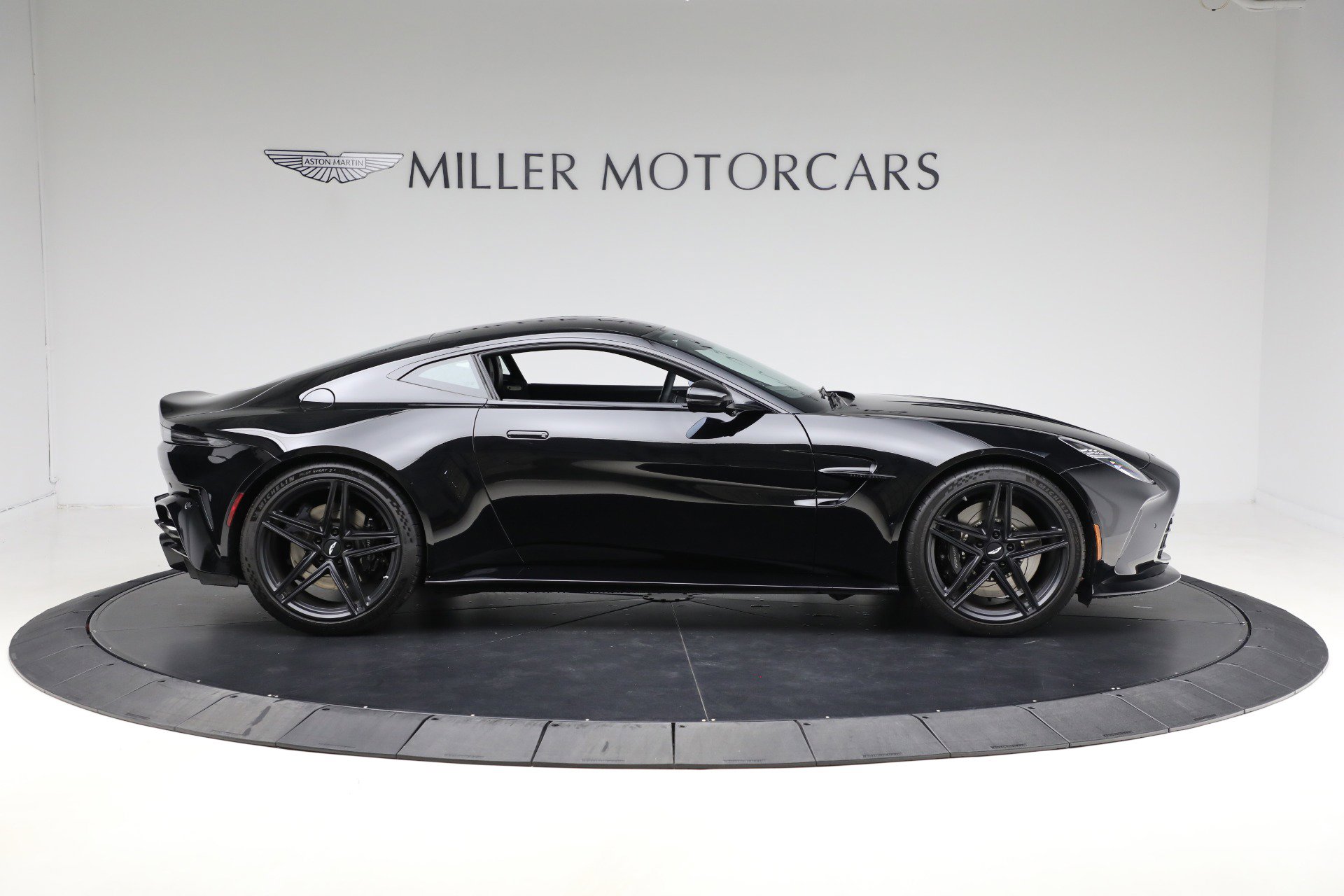 Used 2025 Aston Martin V8 Vantage Coupe image 9