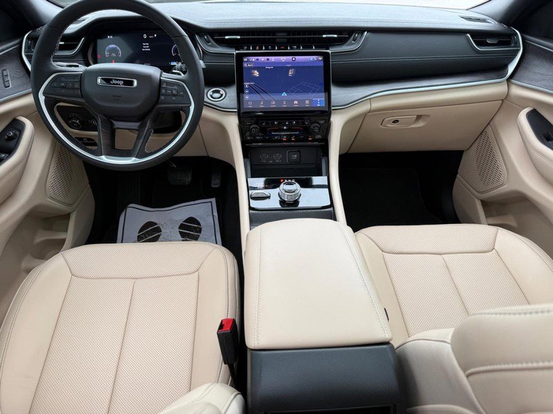 Used 2025 Jeep Grand Cherokee Limited w/ Luxury Tech Group II image 13