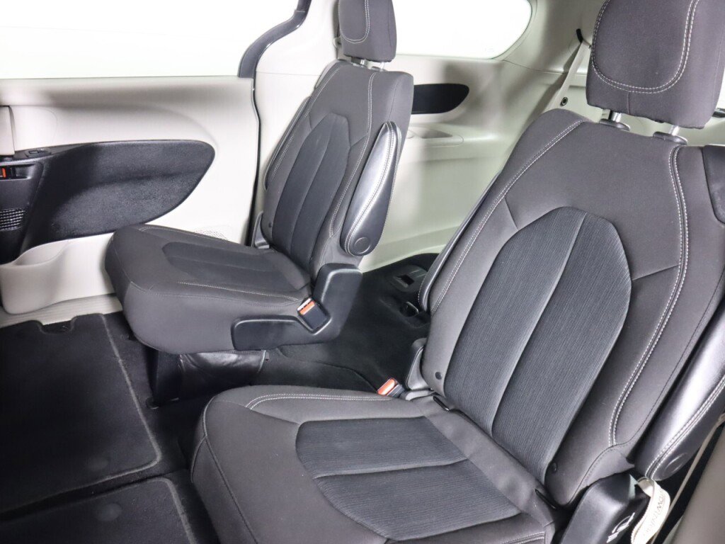 Used 2022 Chrysler Voyager LX image 34