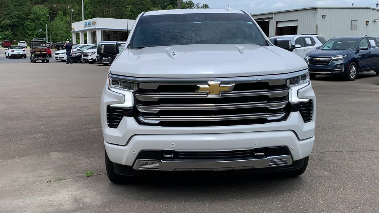 Used 2025 Chevrolet Silverado 1500 High Country AWD/4WD image 3