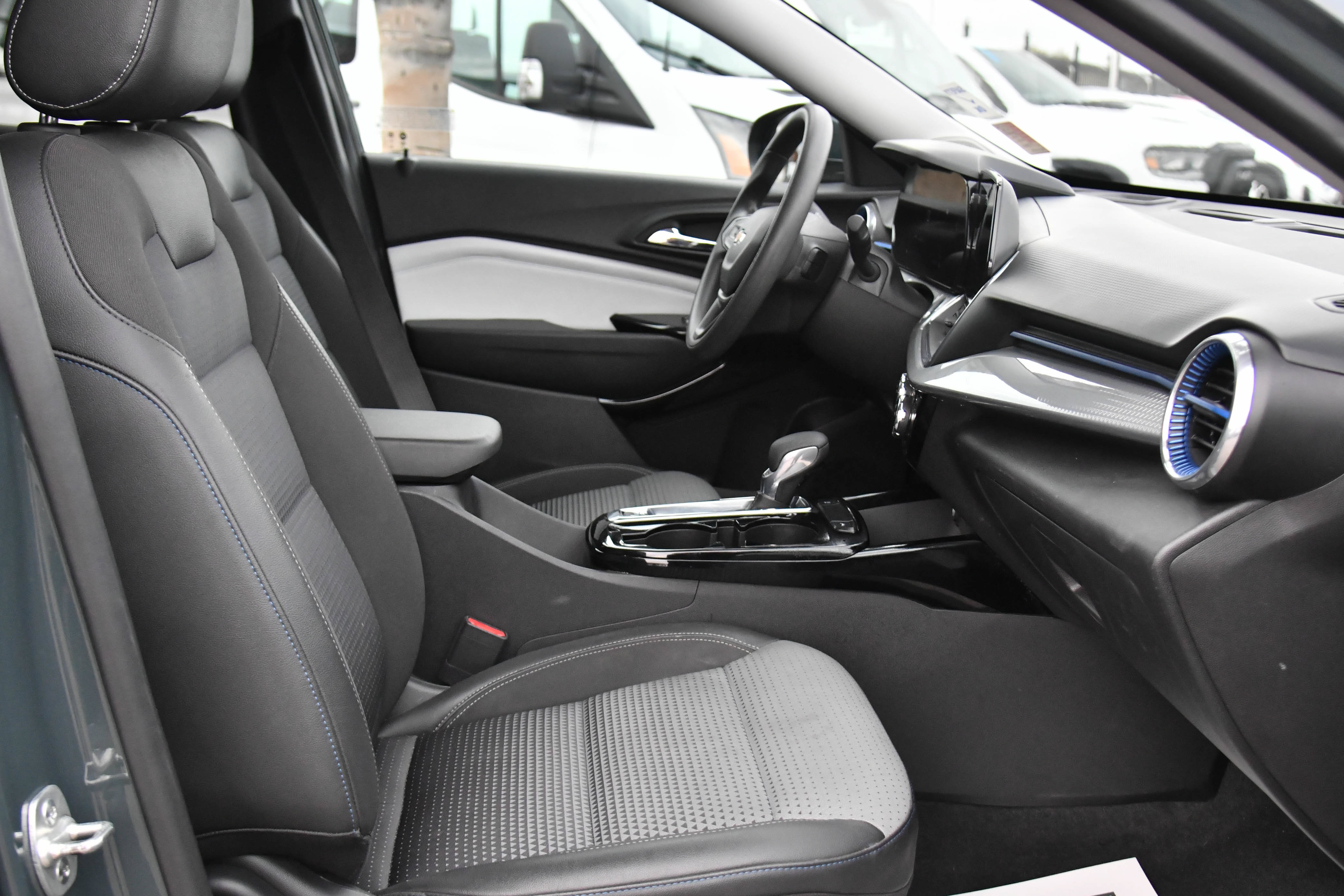 Used 2025 Chevrolet Trax LT FWD image 44