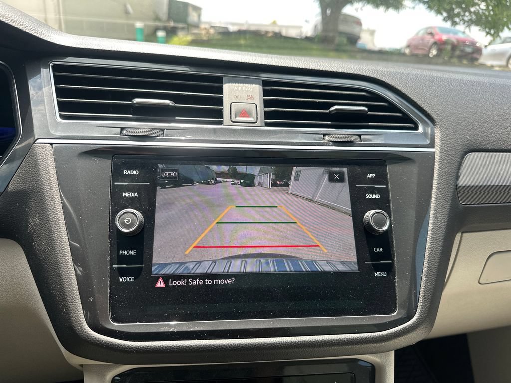 Used 2023 Volkswagen Tiguan SE w/ Panoramic Sunroof Package FWD image 18
