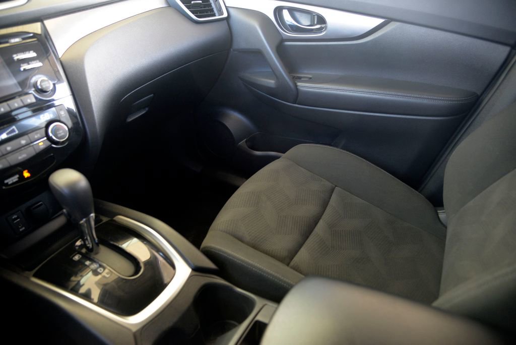 Used 2016 Nissan Rogue SV image 25