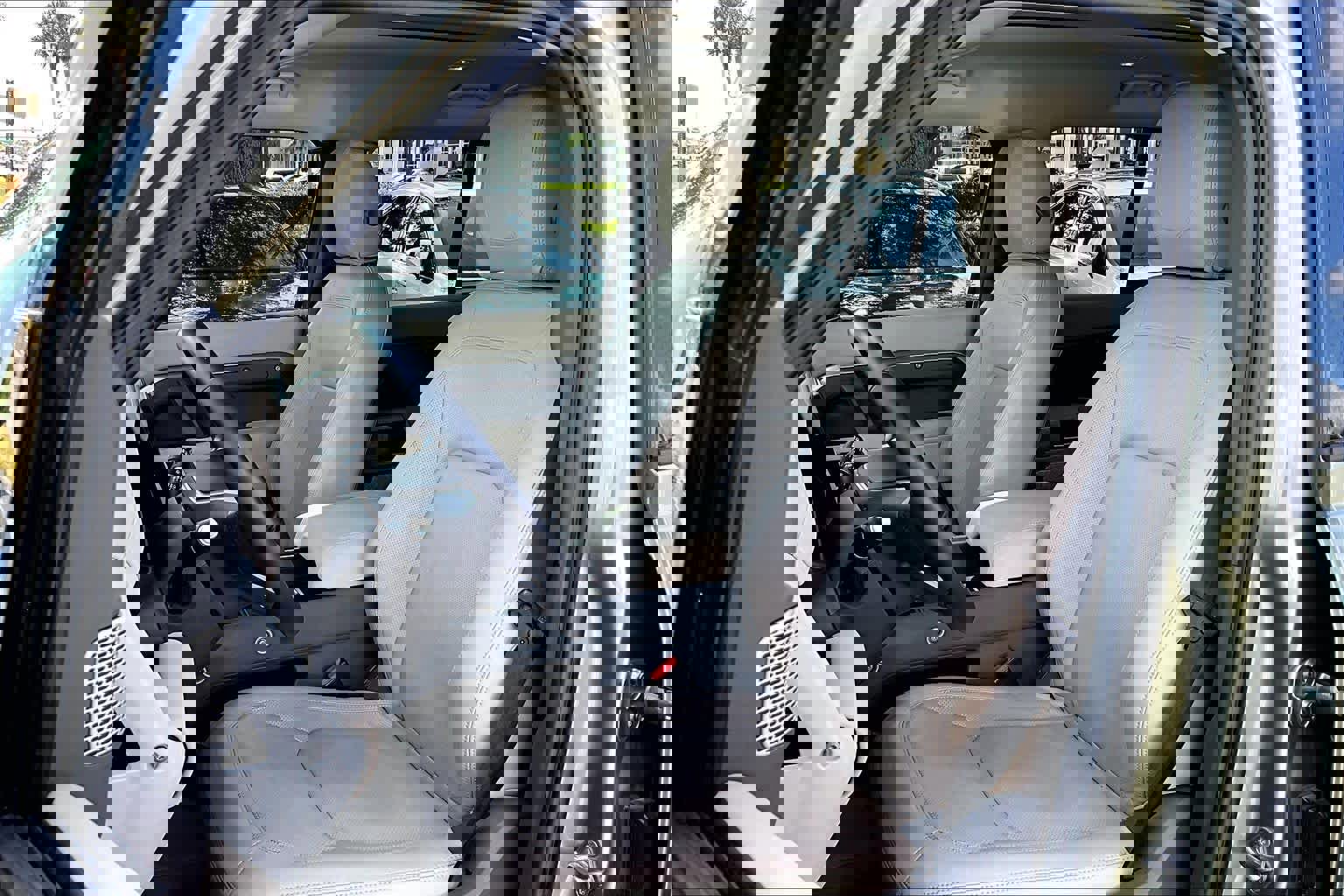 Used 2023 Land Rover Defender 130 SE image 8