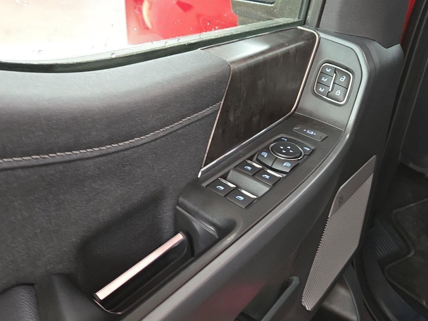 Used 2023 Ford F250 Lariat w/ Chrome Package image 12