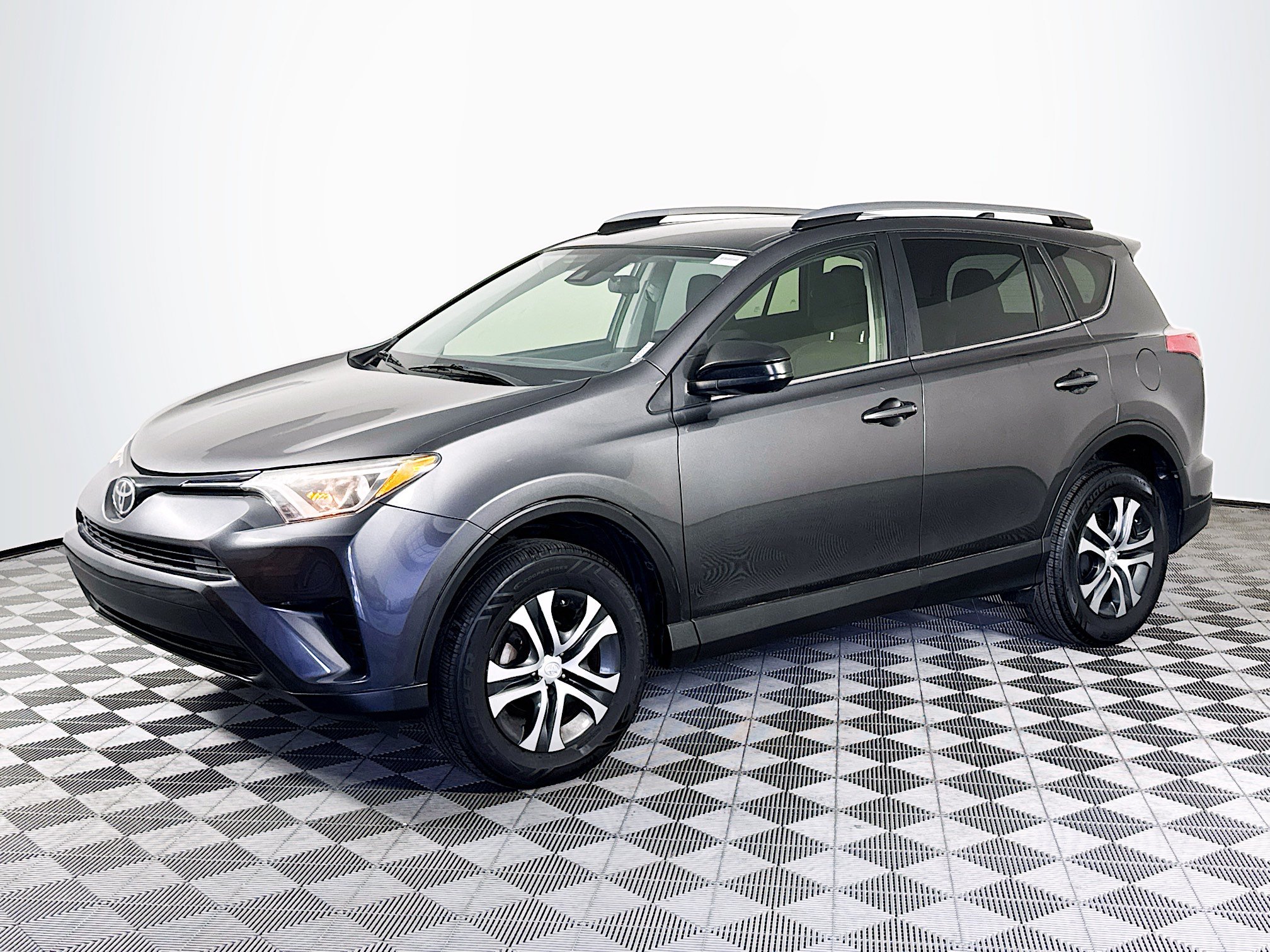 Used 2017 Toyota RAV4 LE FWD image 4