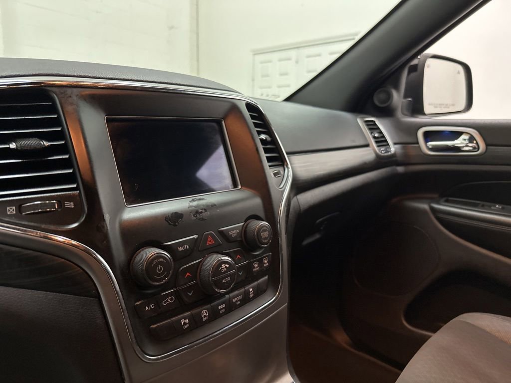 Used 2020 Jeep Grand Cherokee Laredo AWD/4WD image 32