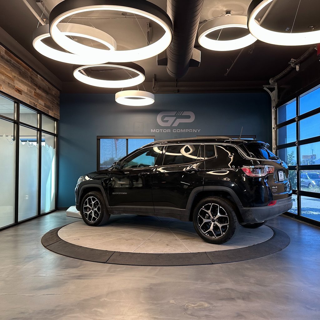 Used 2025 Jeep Compass Limited image 5