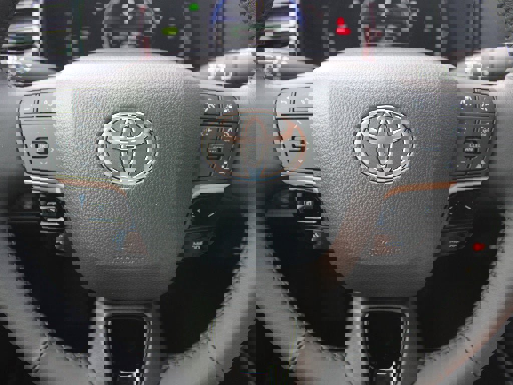 Used 2025 Toyota Camry LE image 6