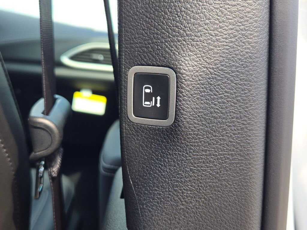 New 2026 Chrysler Pacifica Select image 11