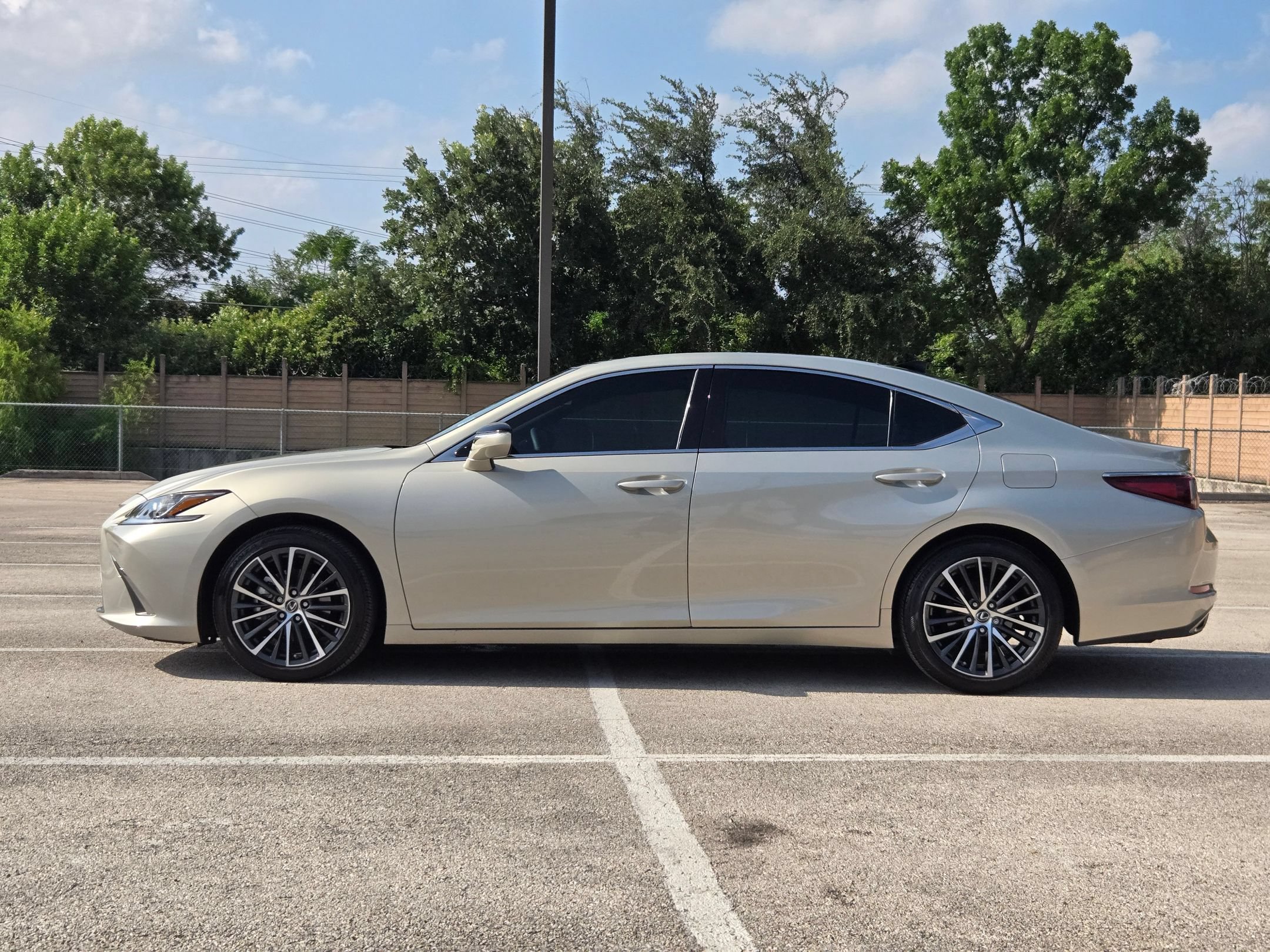 Used 2023 Lexus ES 350 w/ Premium Package FWD image 6