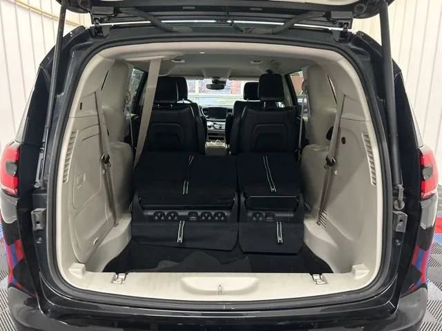 Used 2023 Chrysler Pacifica Touring-L image 13