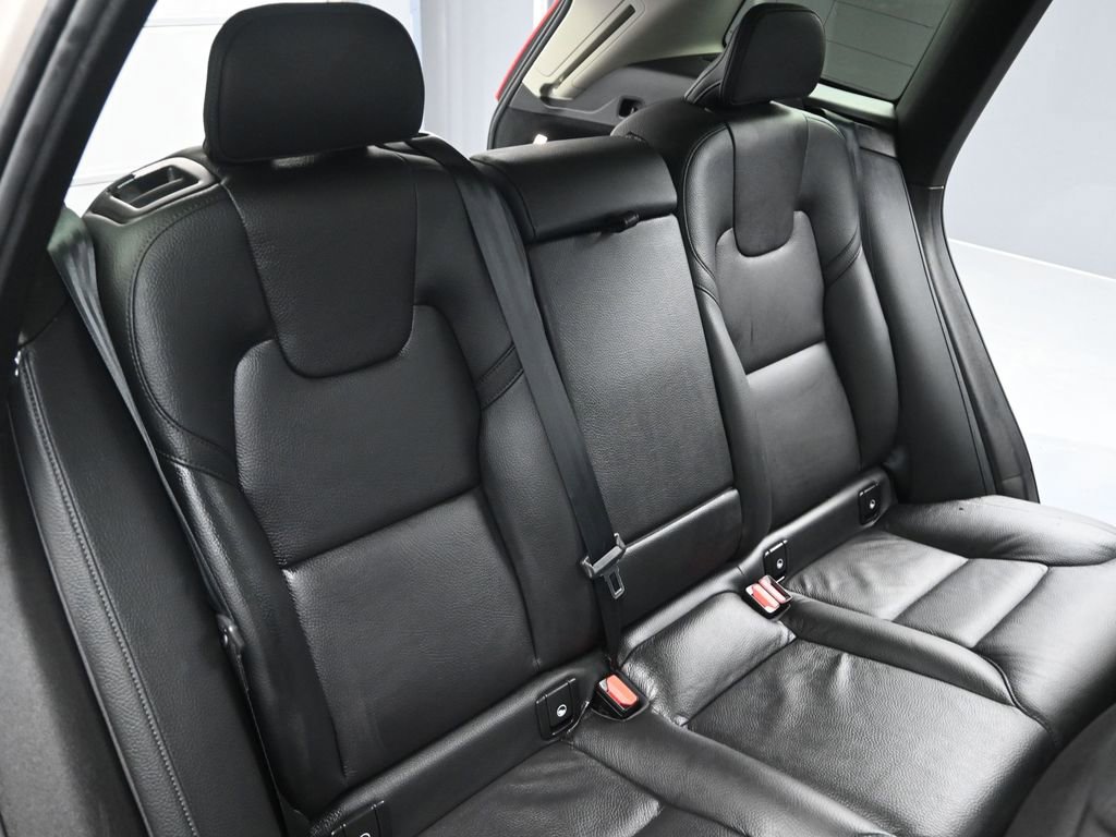 Used 2025 Volvo XC60 B5 Plus image 13