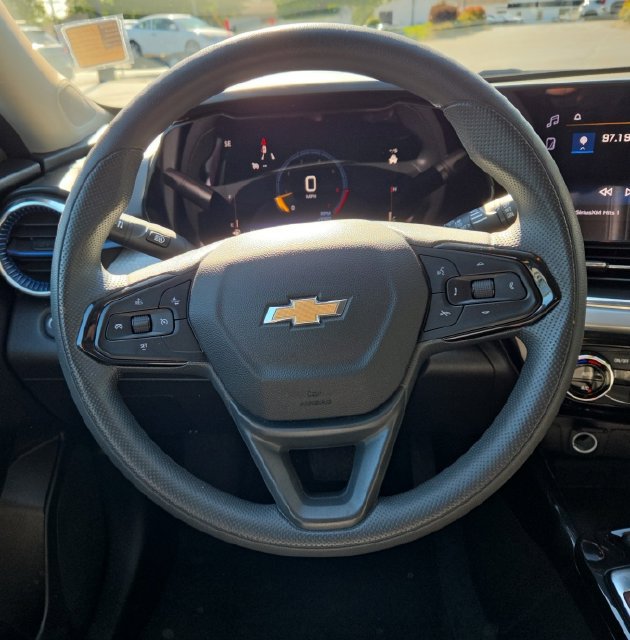 Used 2025 Chevrolet Trax LT FWD image 17