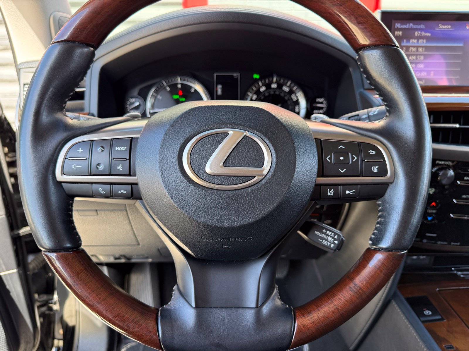 Used 2019 Lexus LX 570 4WD w/ Luxury Package image 26