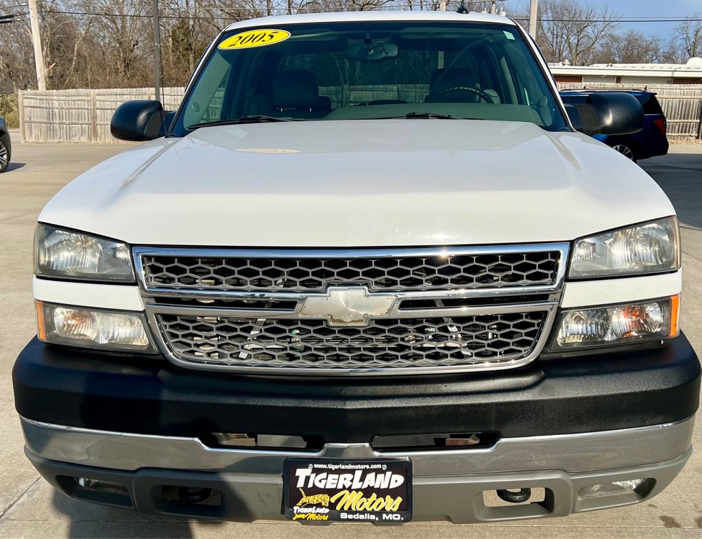 Used 2005 Chevrolet Silverado 2500 LT w/ Heavy-Duty Power Package image 2