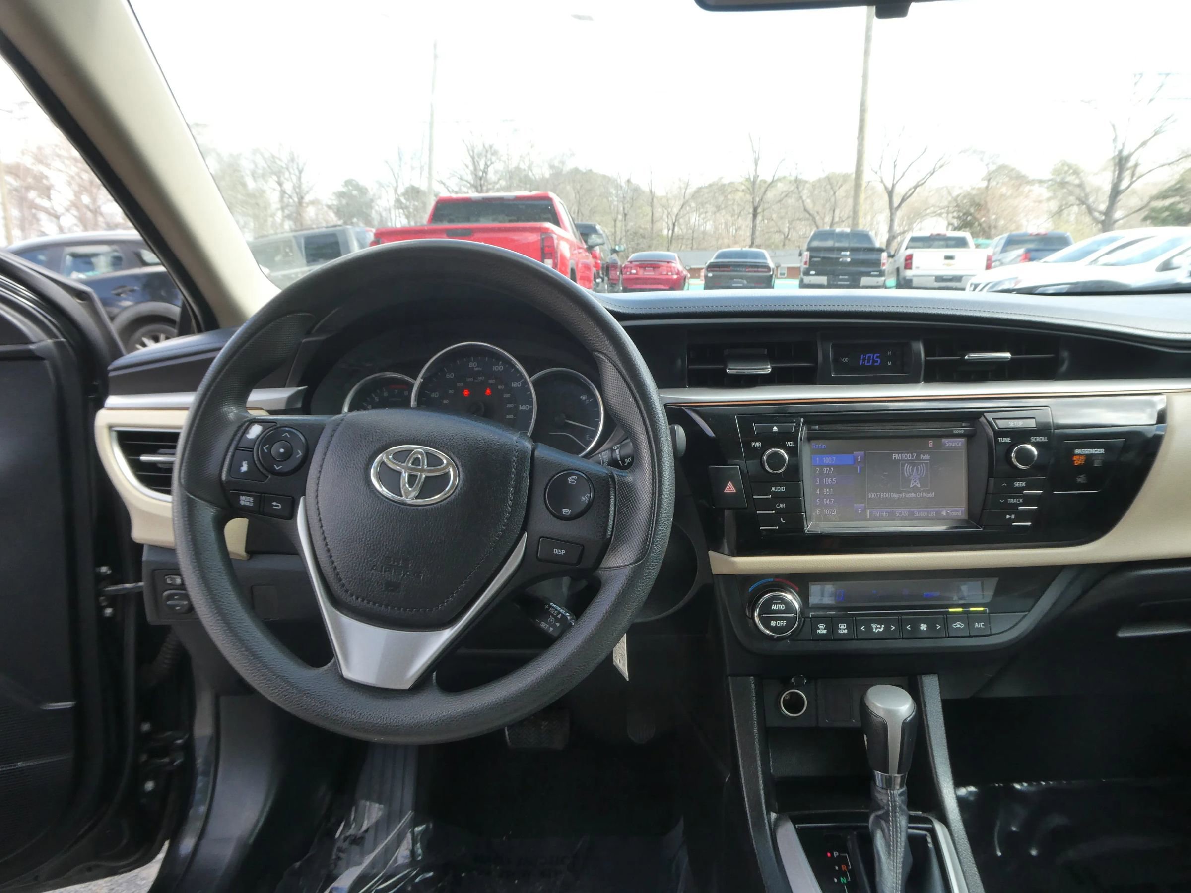 Used 2015 Toyota Corolla LE FWD image 13