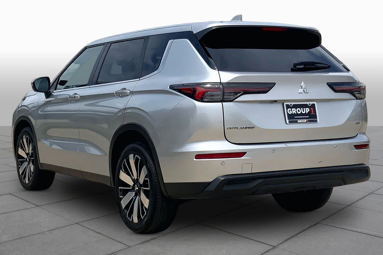 Used 2025 Mitsubishi Outlander SE FWD image 12