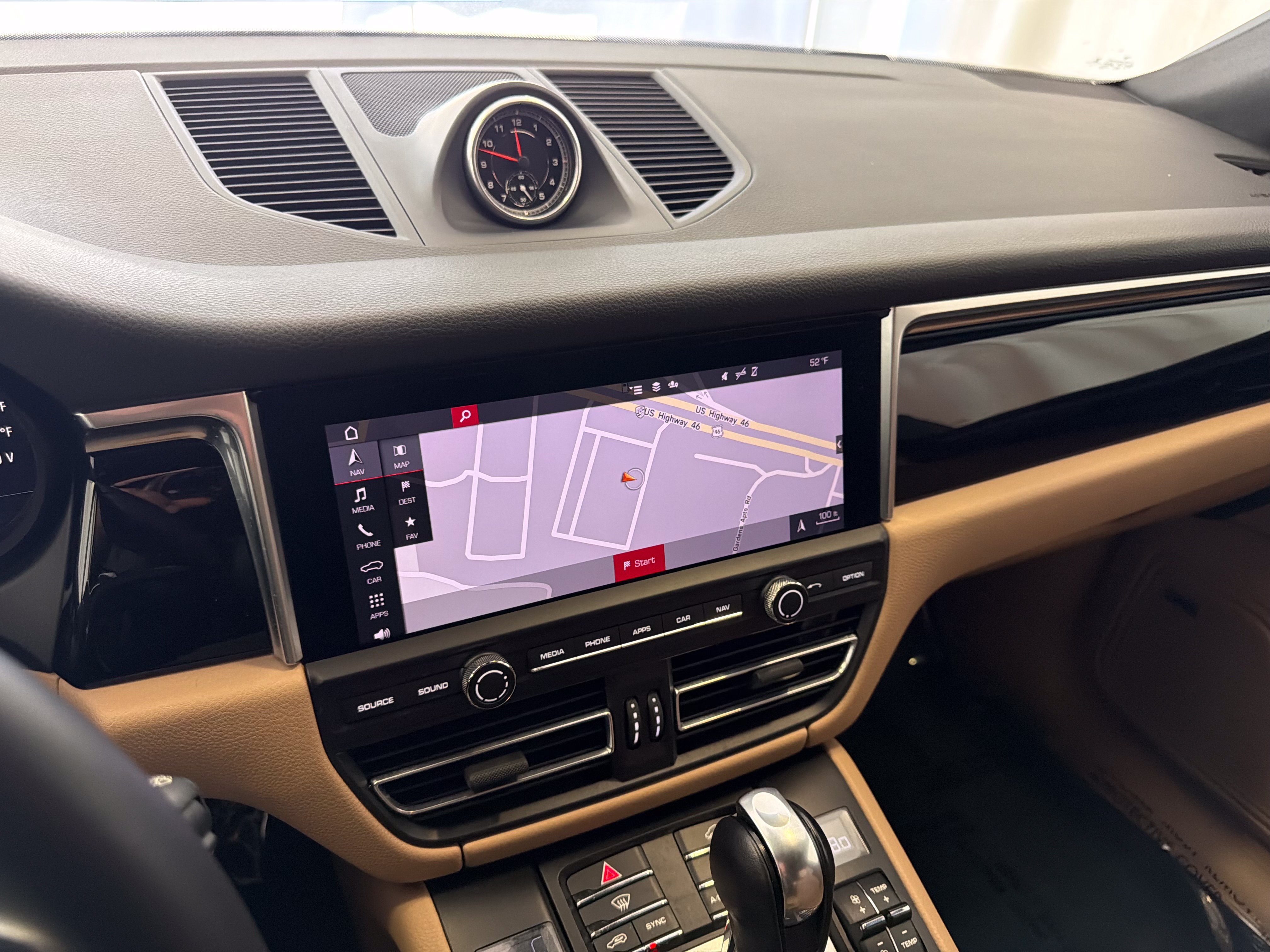 Certified 2021 Porsche Macan AWD/4WD image 23