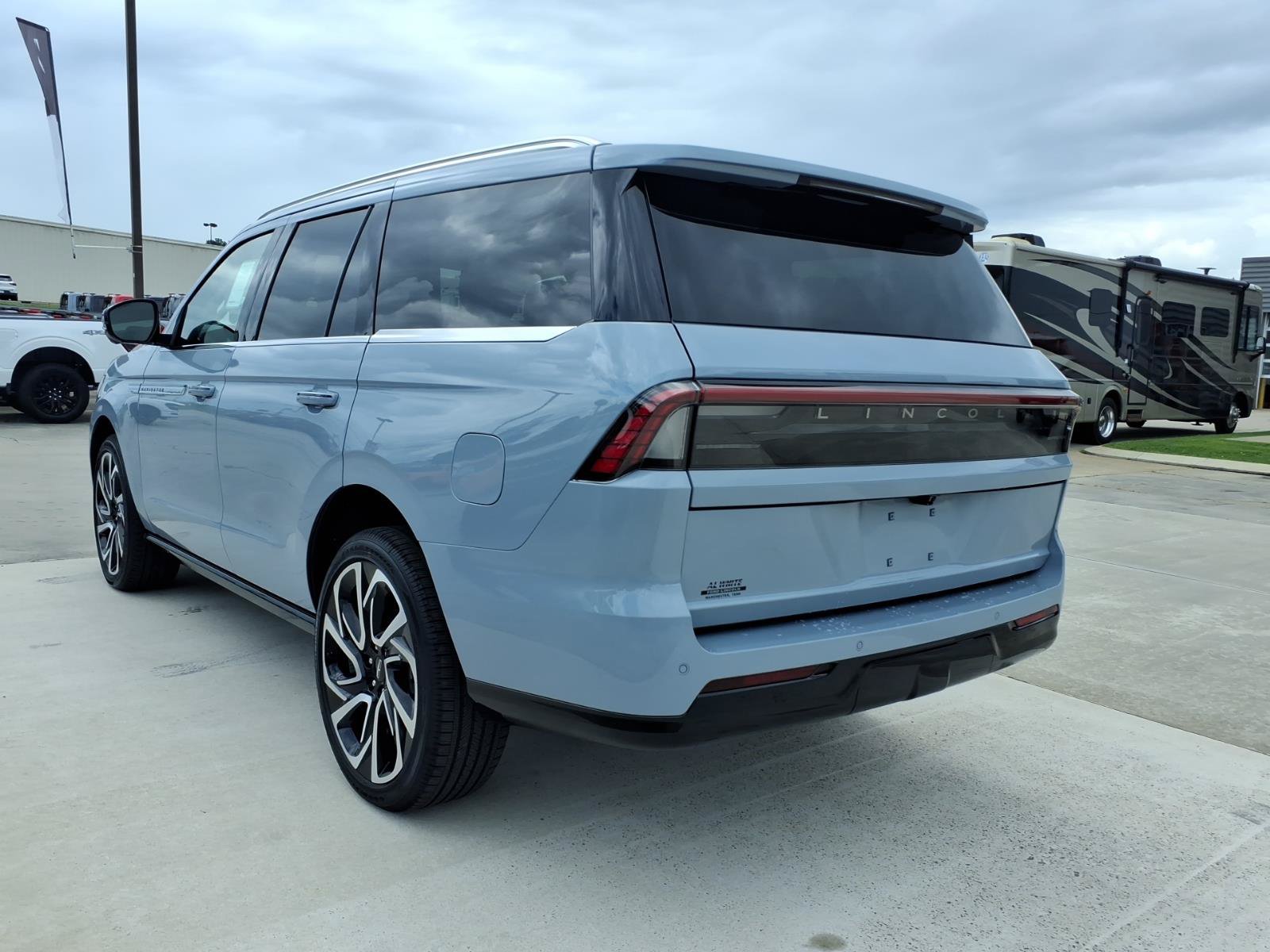 New 2027 Lincoln Navigator Reserve AWD/4WD image 3