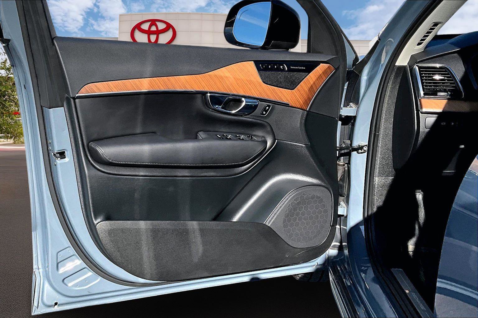 Used 2023 Volvo XC90 T8 Plus w/ Protection Package Premier image 22