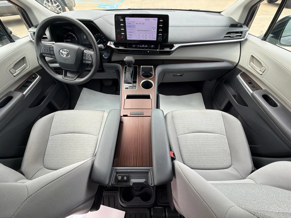 Used 2024 Toyota Sienna LE FWD image 21