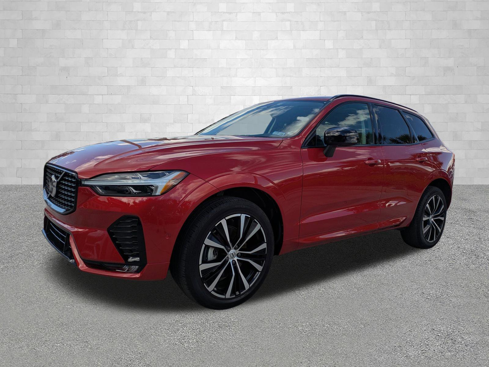 Used 2023 Volvo XC60 B5 Plus w/ Protection Package Premier image 5