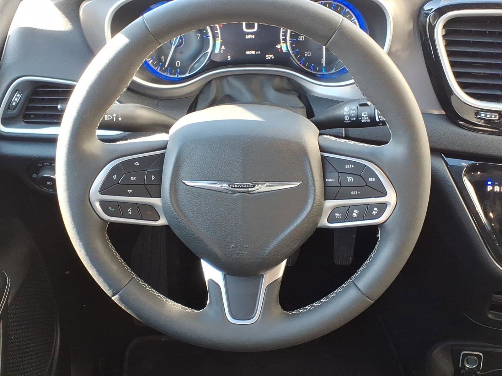 Used 2025 Chrysler Pacifica Select FWD image 12