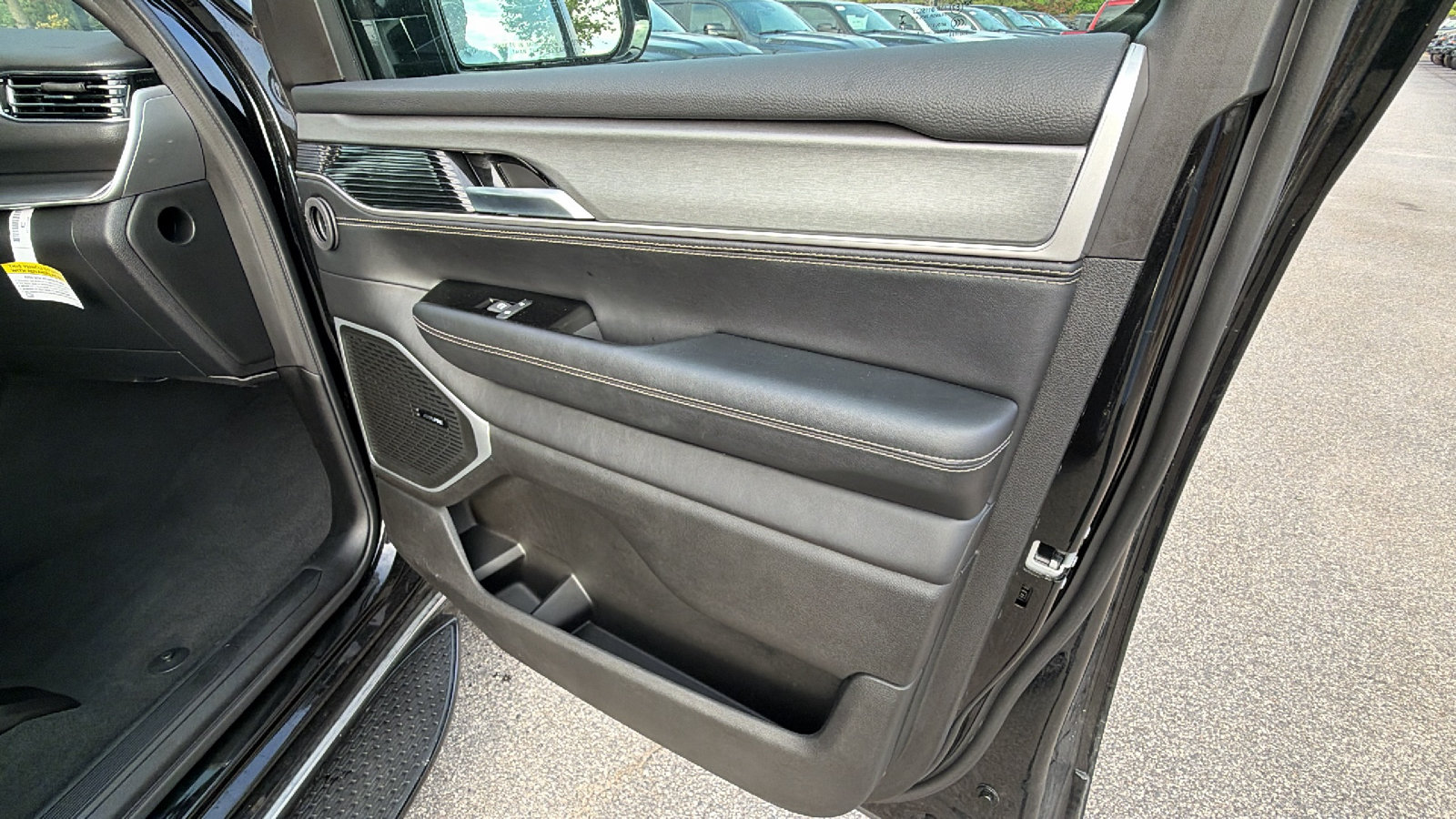 Used 2025 Jeep Wagoneer 4WD w/ Convenience Group I image 19
