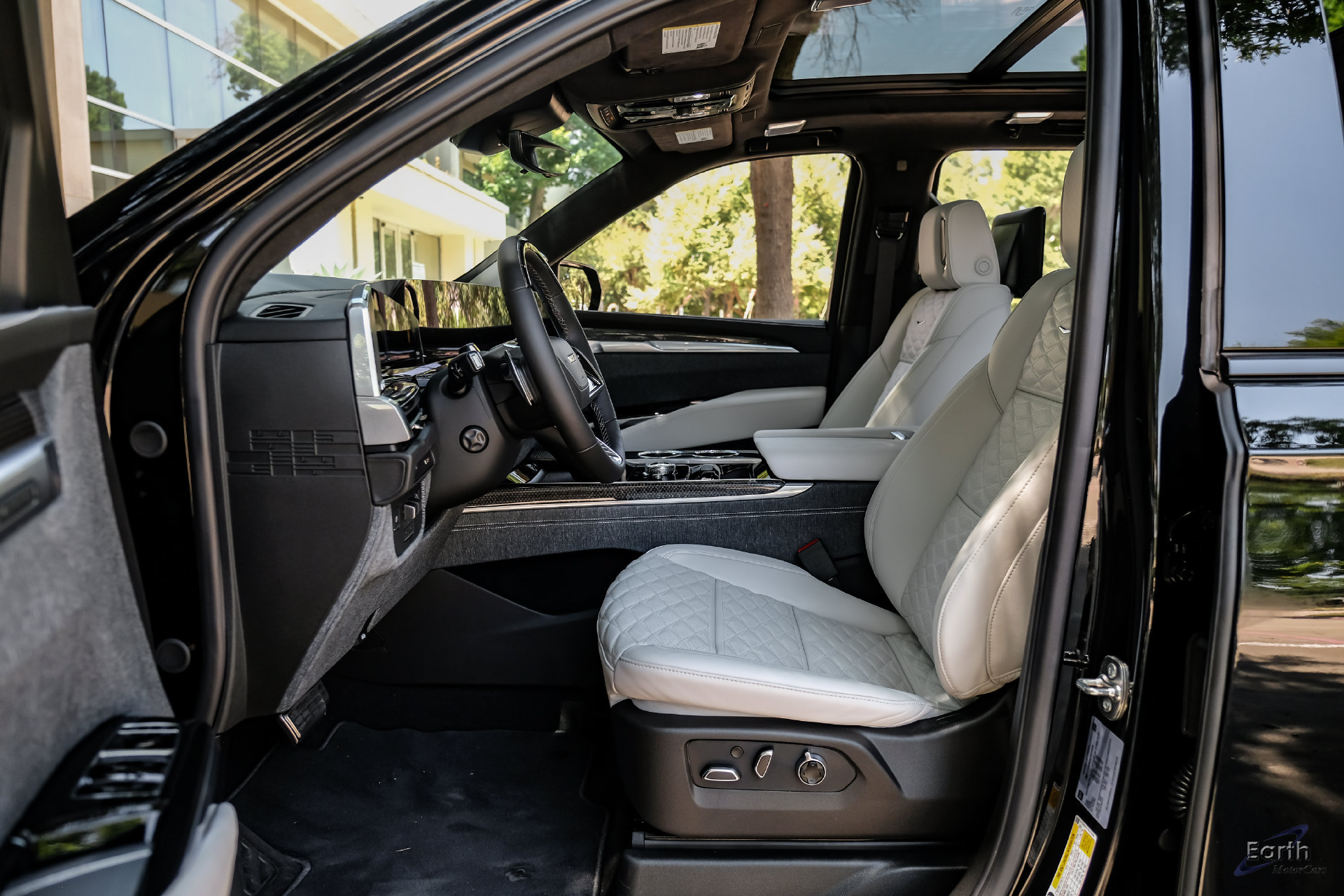 Used 2026 Cadillac Escalade ESV V w/ LPO, ONYX Package AWD/4WD image 38