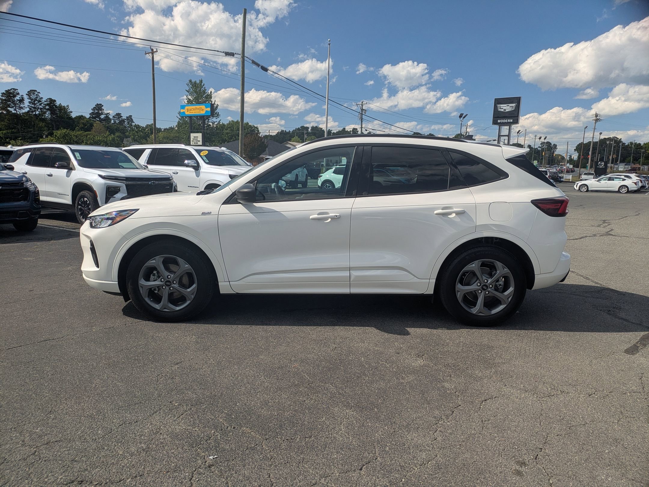 Used 2024 Ford Escape ST-Line w/ Tech Pack #1 FWD image 2