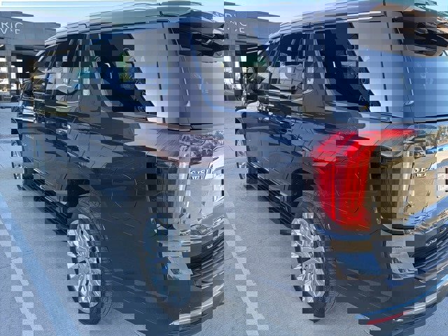 Used 2023 GMC Yukon SLT w/ SLT Premium Package image 2