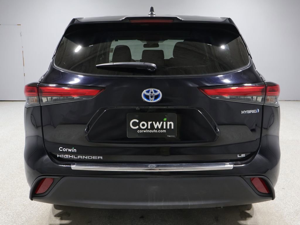 Used 2023 Toyota Highlander LE image 3